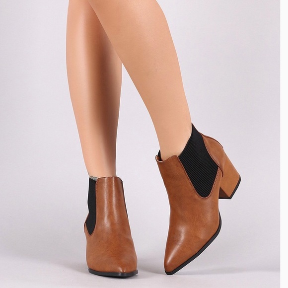 Shoes - ✨HP✨Gorgeous Chelsea Booties